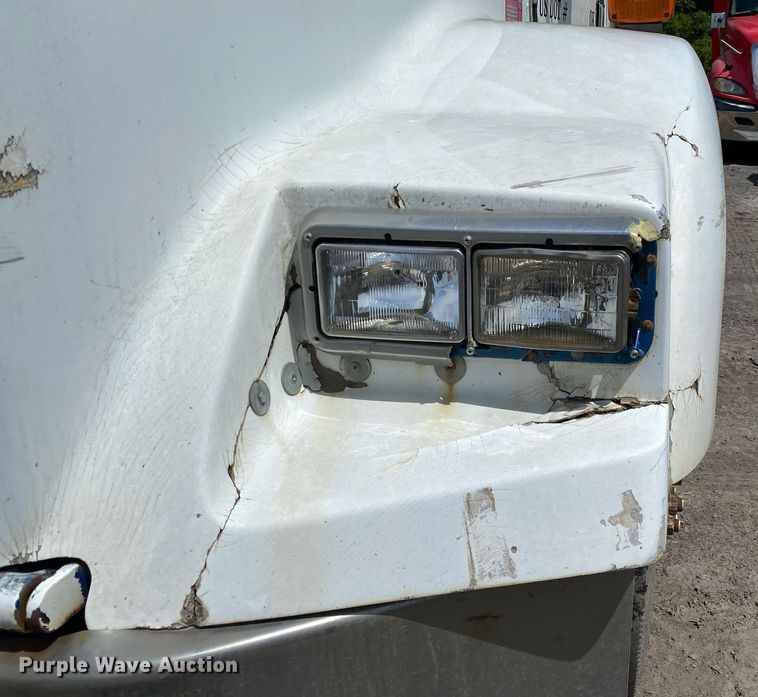 image for item DL7200 1995 Kenworth T450  semi truck