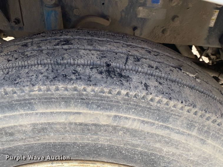 image for item DL7200 1995 Kenworth T450  semi truck