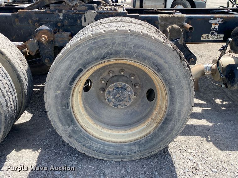 image for item DL7200 1995 Kenworth T450  semi truck