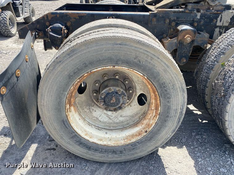 image for item DL7200 1995 Kenworth T450  semi truck