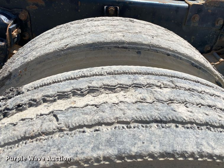 image for item DL7200 1995 Kenworth T450  semi truck