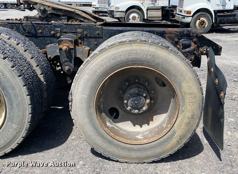 image for item DL7200 1995 Kenworth T450  semi truck