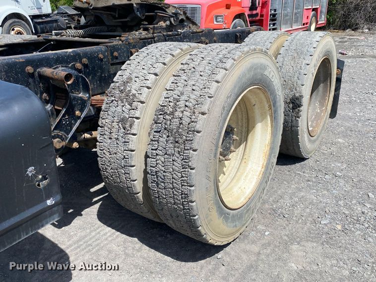 image for item DL7200 1995 Kenworth T450  semi truck