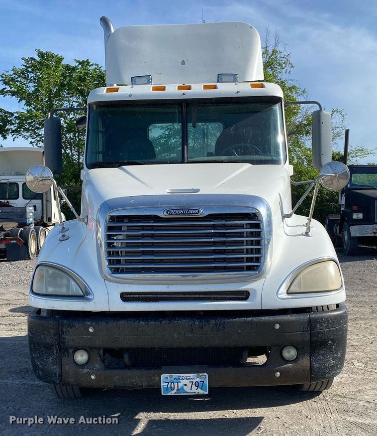 image for item DL7203 2005 Freightliner Columbia  semi truck