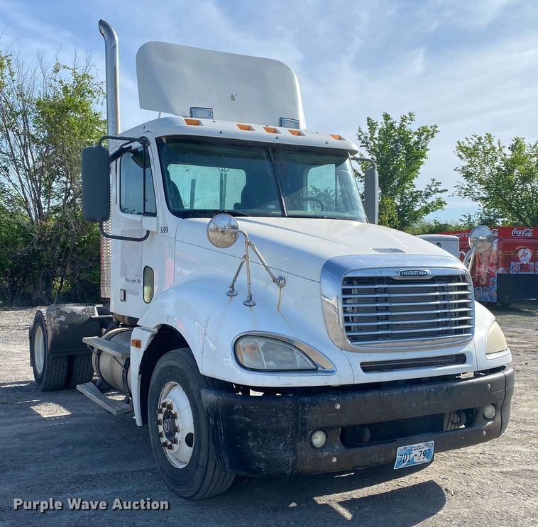 image for item DL7203 2005 Freightliner Columbia  semi truck