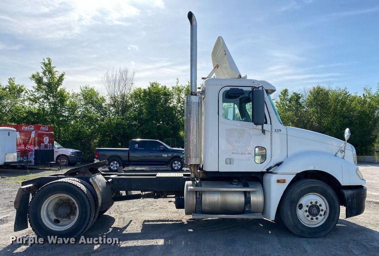 image for item DL7203 2005 Freightliner Columbia  semi truck