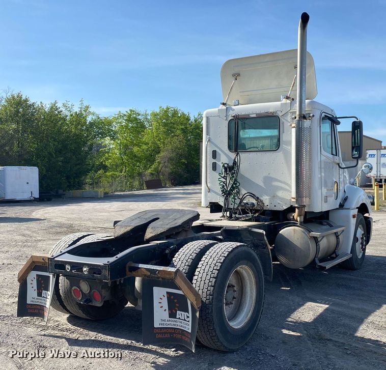 image for item DL7203 2005 Freightliner Columbia  semi truck