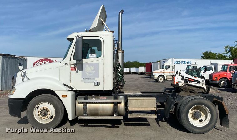 image for item DL7203 2005 Freightliner Columbia  semi truck