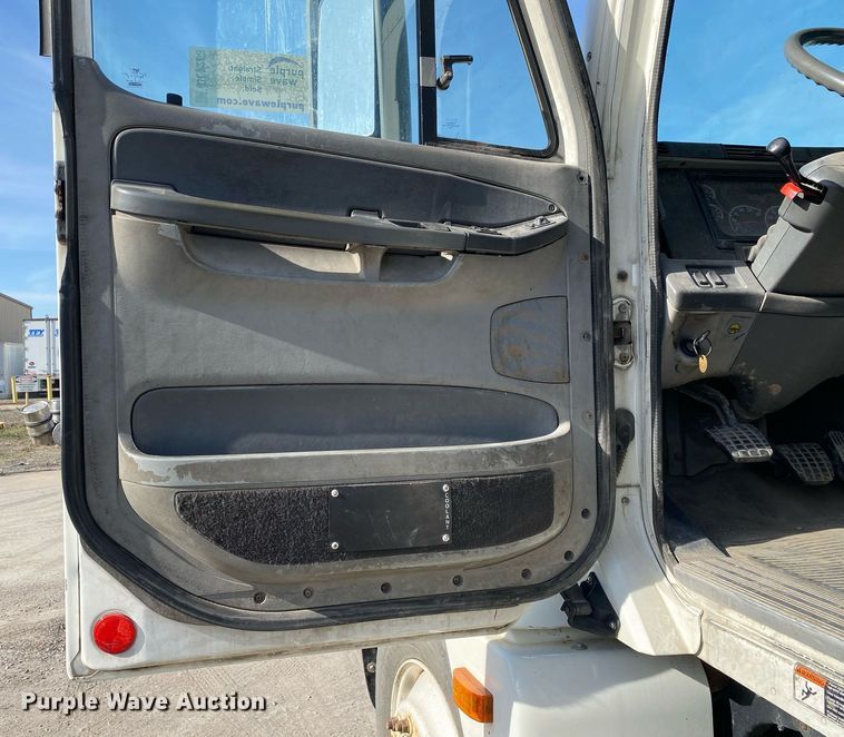 image for item DL7203 2005 Freightliner Columbia  semi truck