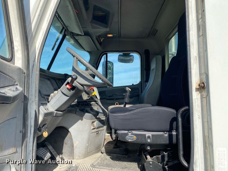 image for item DL7203 2005 Freightliner Columbia  semi truck