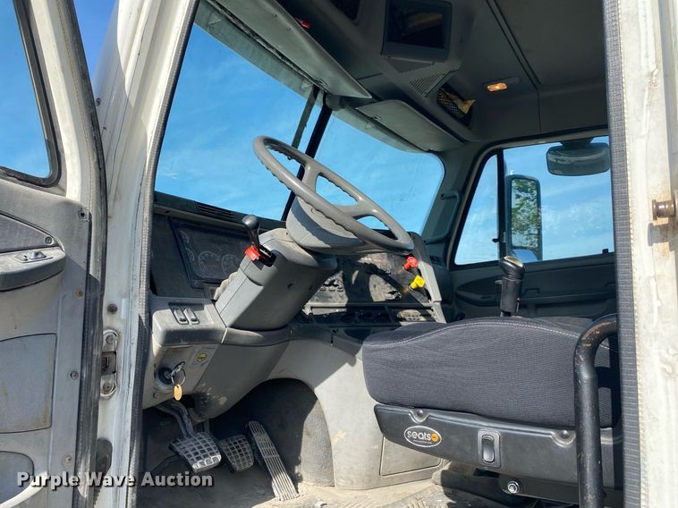 image for item DL7203 2005 Freightliner Columbia  semi truck