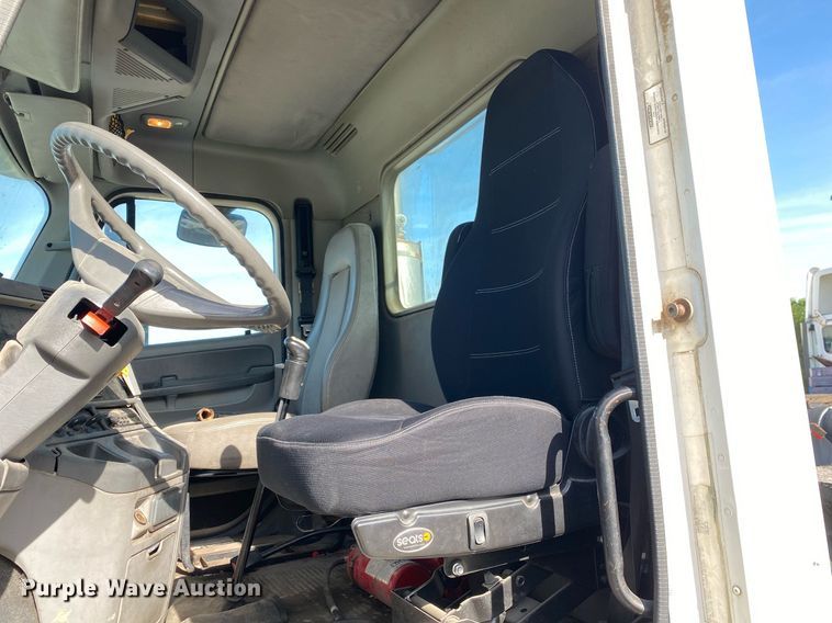 image for item DL7203 2005 Freightliner Columbia  semi truck