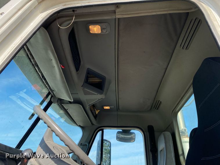 image for item DL7203 2005 Freightliner Columbia  semi truck