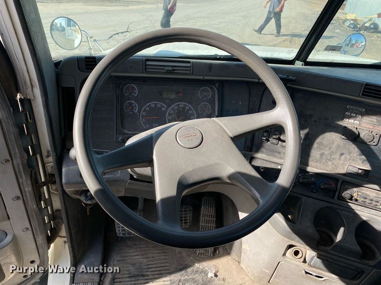 image for item DL7203 2005 Freightliner Columbia  semi truck