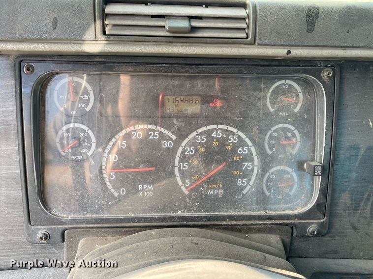 image for item DL7203 2005 Freightliner Columbia  semi truck