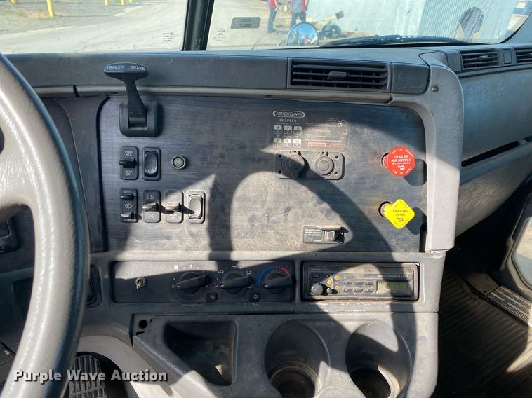 image for item DL7203 2005 Freightliner Columbia  semi truck