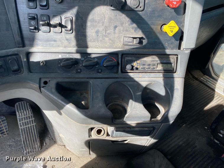 image for item DL7203 2005 Freightliner Columbia  semi truck