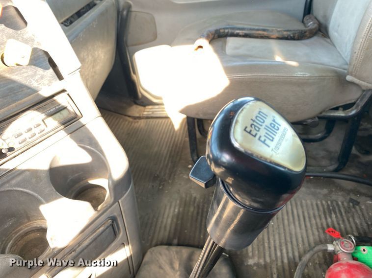 image for item DL7203 2005 Freightliner Columbia  semi truck