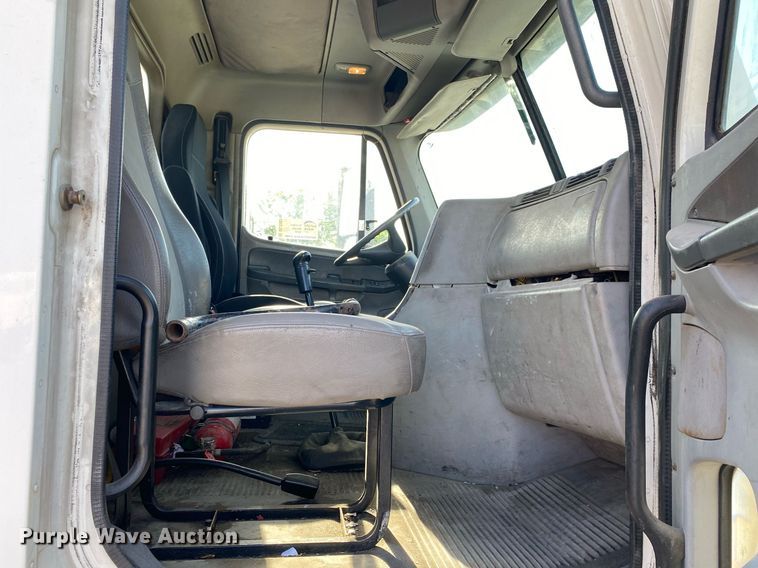 image for item DL7203 2005 Freightliner Columbia  semi truck