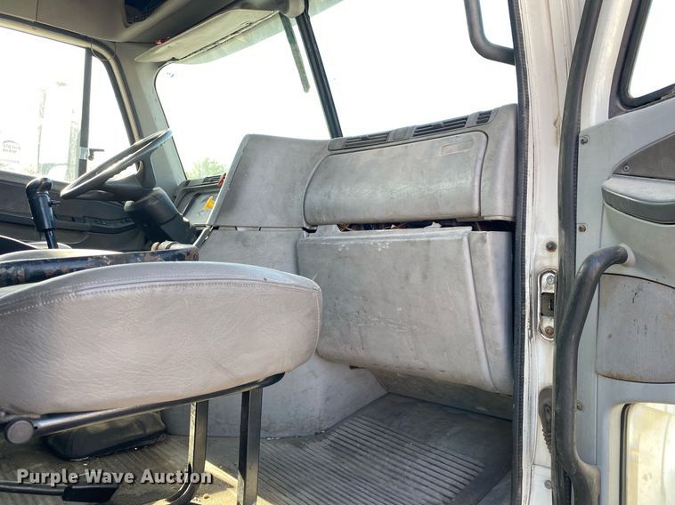 image for item DL7203 2005 Freightliner Columbia  semi truck