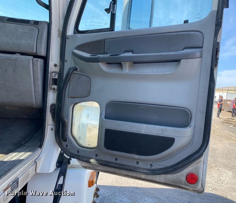 image for item DL7203 2005 Freightliner Columbia  semi truck