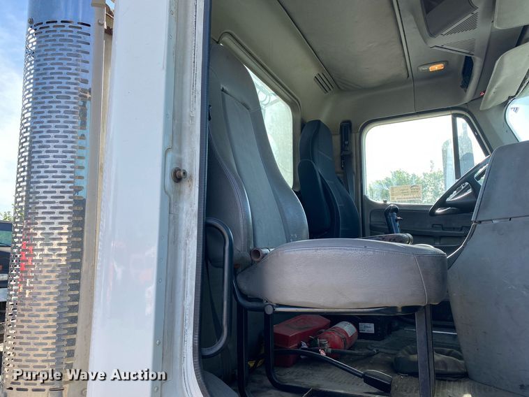 image for item DL7203 2005 Freightliner Columbia  semi truck