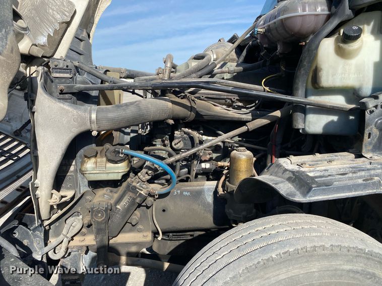 image for item DL7203 2005 Freightliner Columbia  semi truck