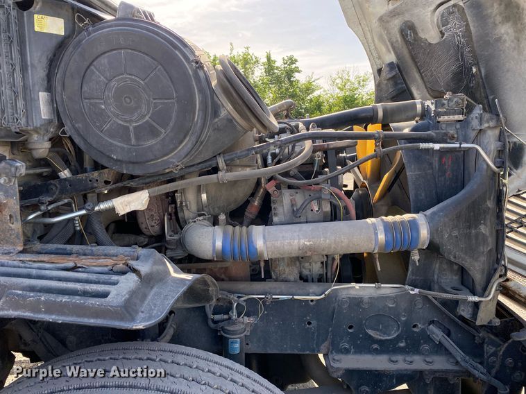 image for item DL7203 2005 Freightliner Columbia  semi truck