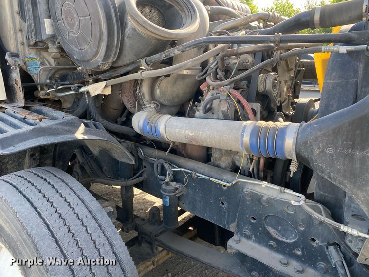 image for item DL7203 2005 Freightliner Columbia  semi truck