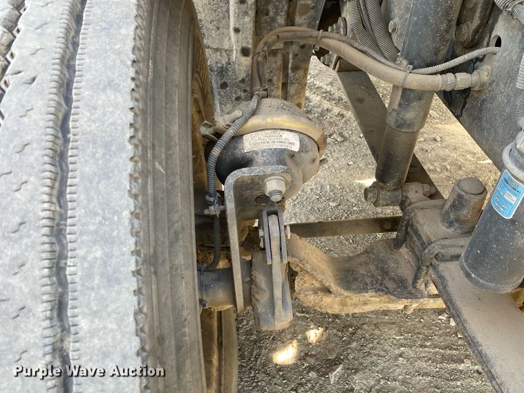 image for item DL7203 2005 Freightliner Columbia  semi truck