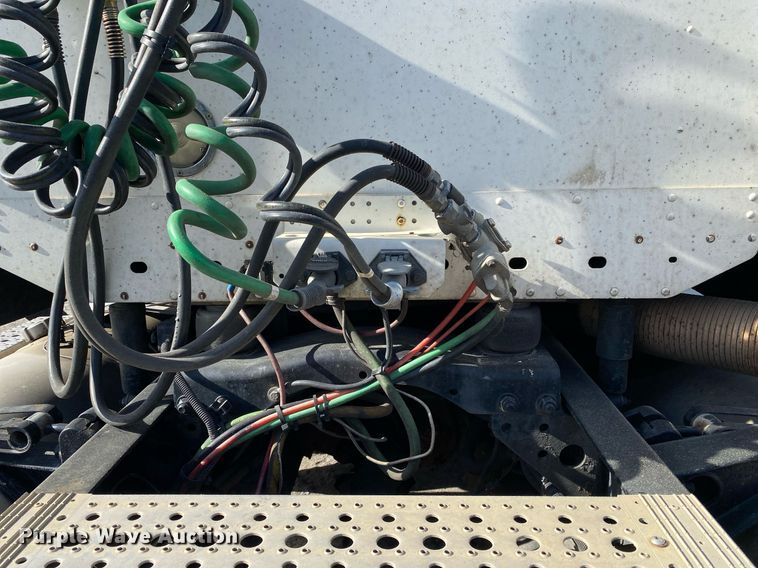 image for item DL7203 2005 Freightliner Columbia  semi truck