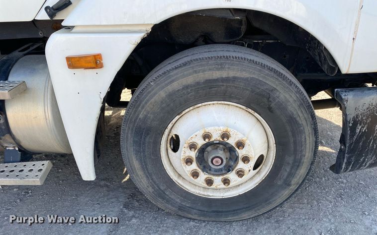 image for item DL7203 2005 Freightliner Columbia  semi truck