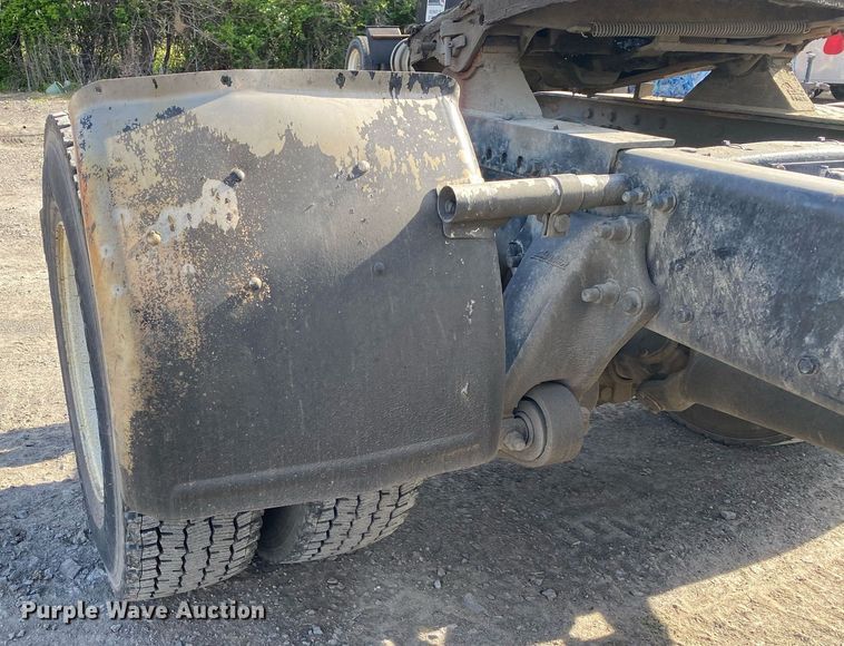 image for item DL7203 2005 Freightliner Columbia  semi truck