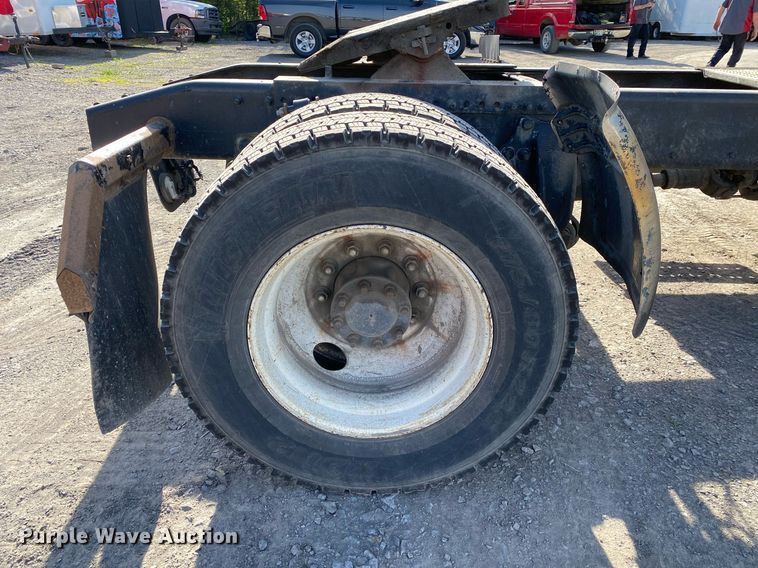 image for item DL7203 2005 Freightliner Columbia  semi truck