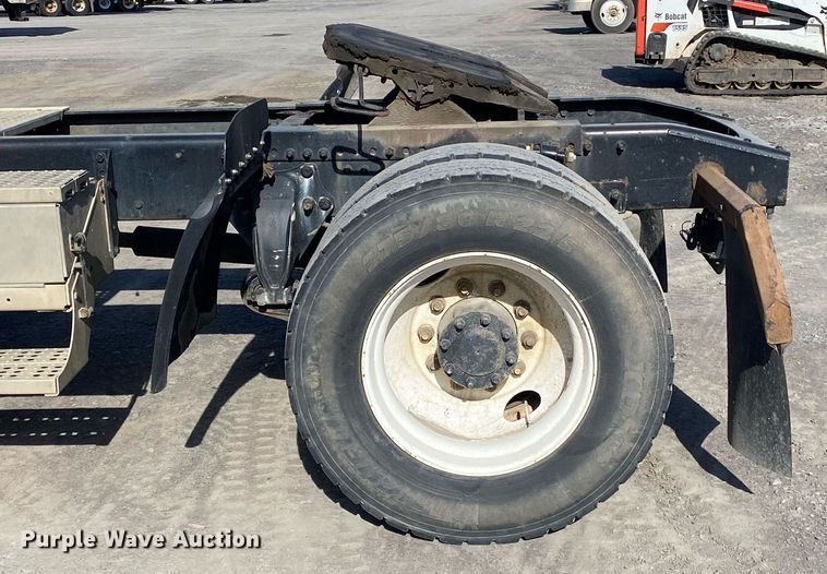 image for item DL7203 2005 Freightliner Columbia  semi truck