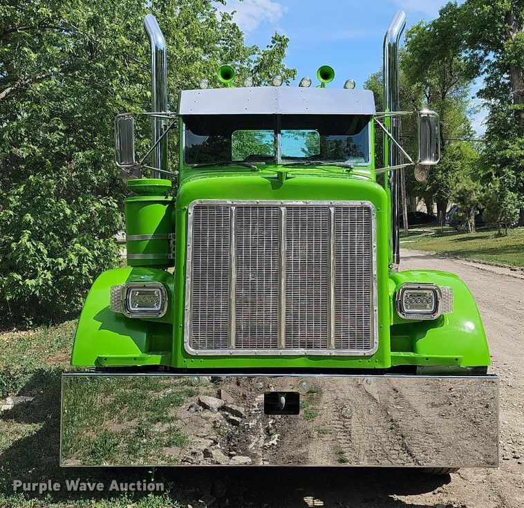 image for item DO2697 1996 Peterbilt 357  semi truck