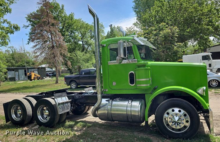 image for item DO2697 1996 Peterbilt 357  semi truck