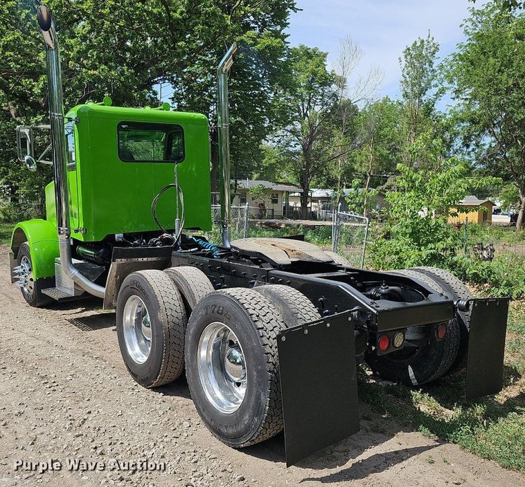 image for item DO2697 1996 Peterbilt 357  semi truck