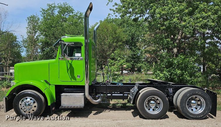 image for item DO2697 1996 Peterbilt 357  semi truck