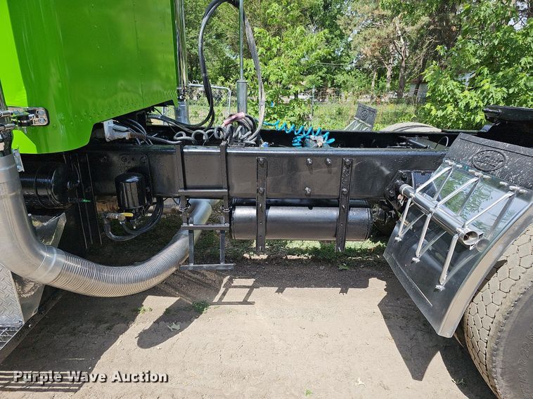 image for item DO2697 1996 Peterbilt 357  semi truck