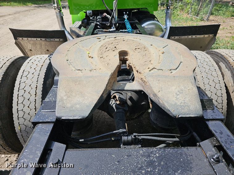 image for item DO2697 1996 Peterbilt 357  semi truck