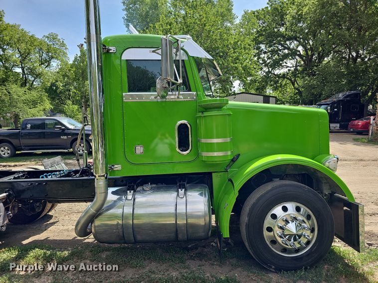 image for item DO2697 1996 Peterbilt 357  semi truck