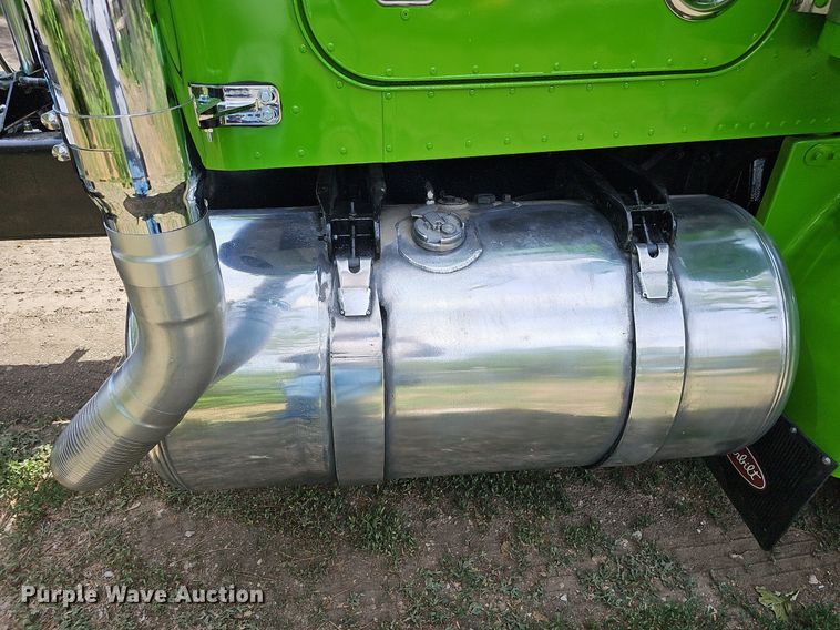 image for item DO2697 1996 Peterbilt 357  semi truck