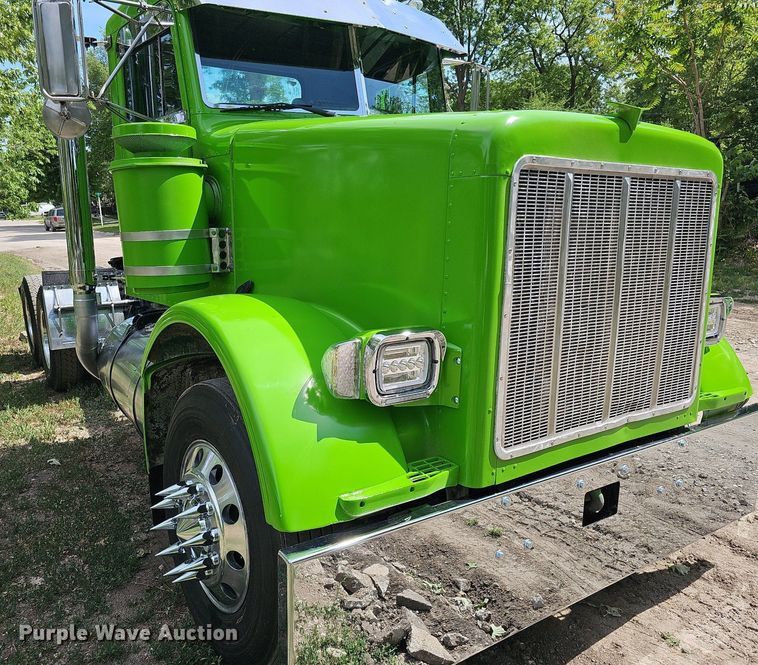 image for item DO2697 1996 Peterbilt 357  semi truck