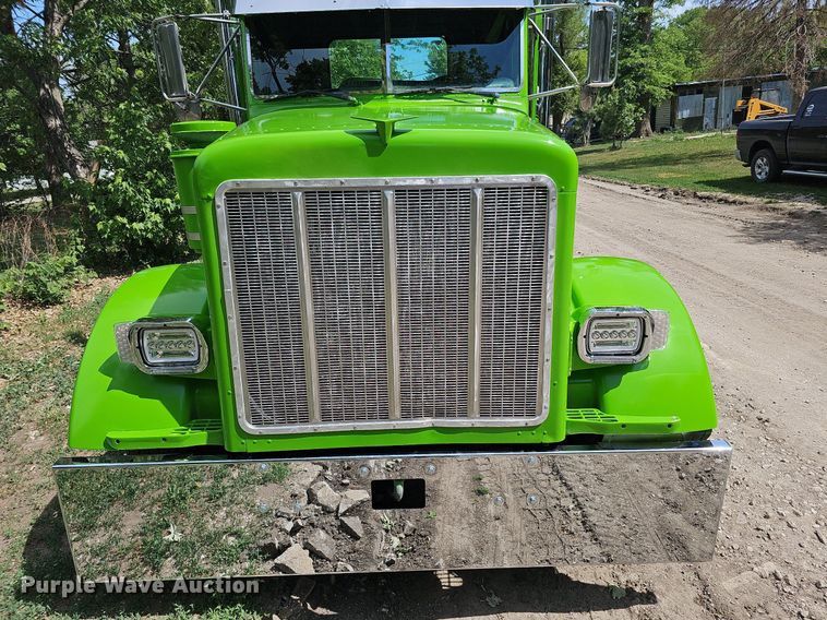 image for item DO2697 1996 Peterbilt 357  semi truck