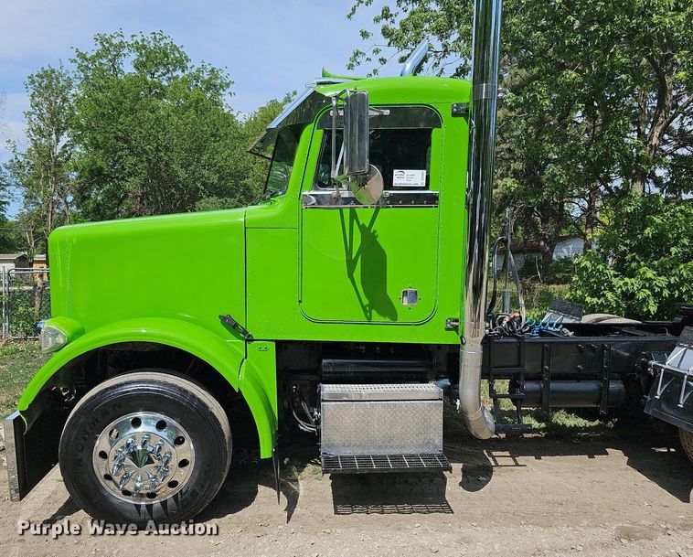 image for item DO2697 1996 Peterbilt 357  semi truck