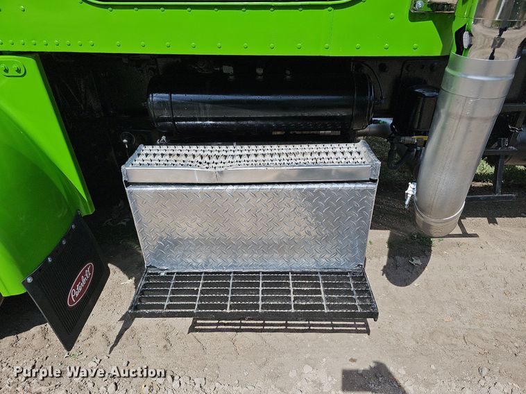 image for item DO2697 1996 Peterbilt 357  semi truck