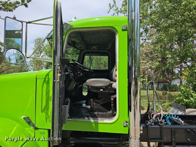 image for item DO2697 1996 Peterbilt 357  semi truck