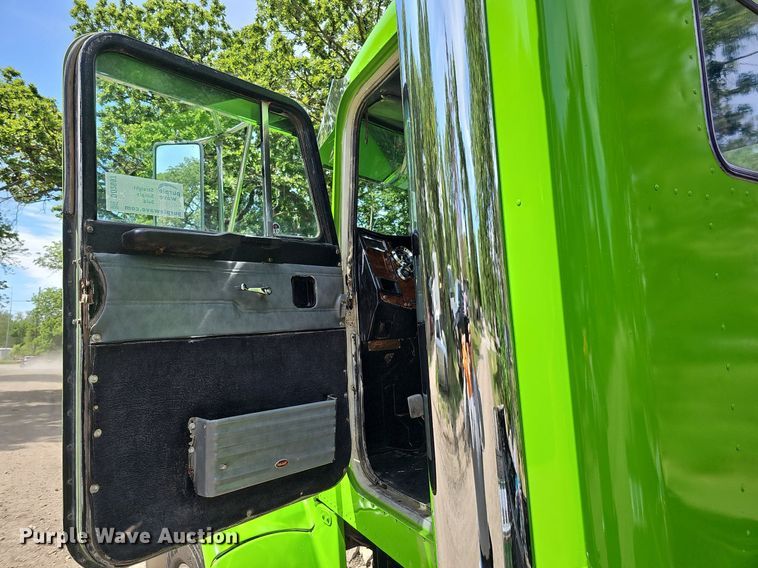 image for item DO2697 1996 Peterbilt 357  semi truck