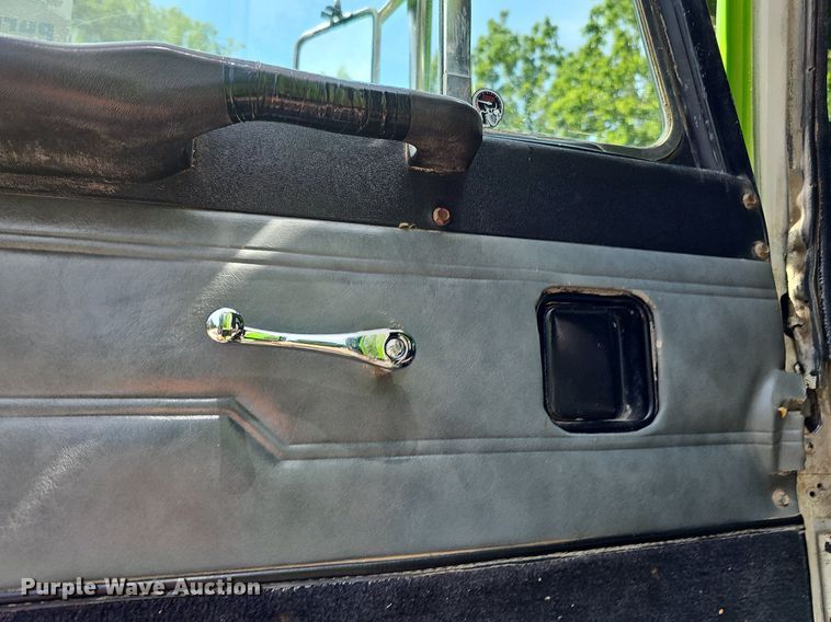 image for item DO2697 1996 Peterbilt 357  semi truck